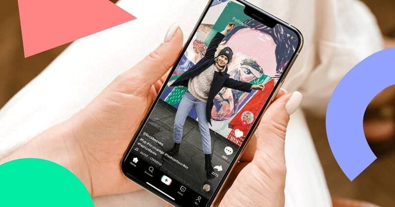 Come posso caricare video di alta qualità su TikTok? Utente Tiktok che guarda video