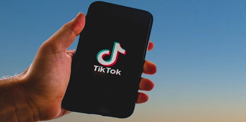 ]]mano con teléfono tiktok[
